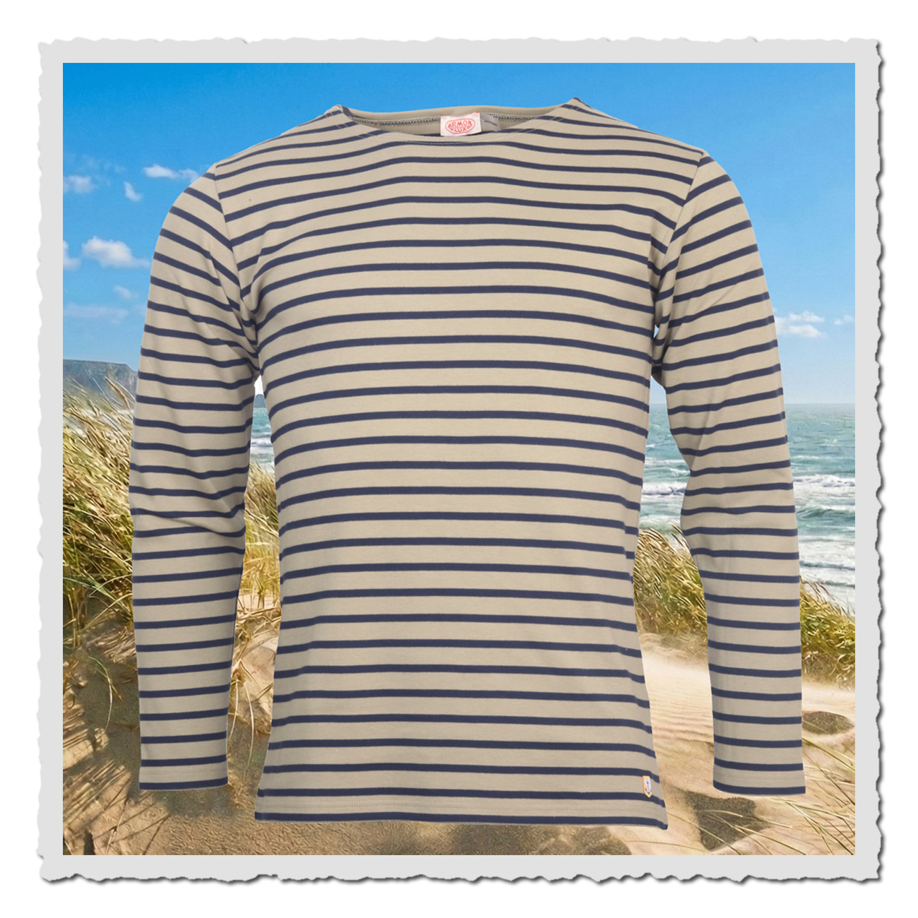 Armor Lux Matrosen-Shirt sandgrau navy 52297 KTF frontal vor Dünen- und Meereskulisse.